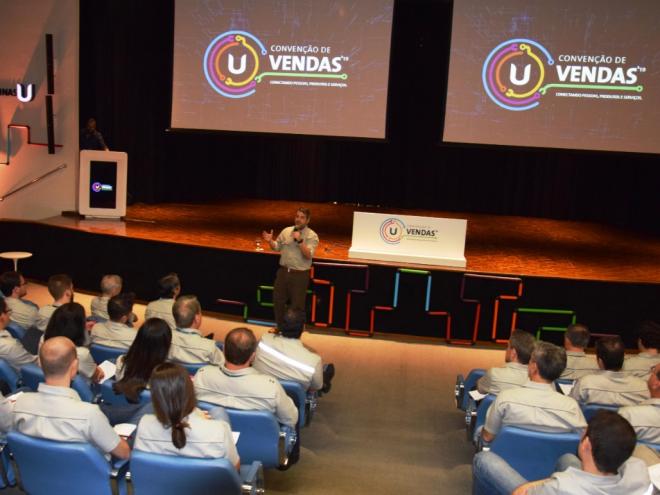 Miguel Homes, vice-presidente Comercial da Usiminas, fala às equipes de vendas da empresa durante convenção  