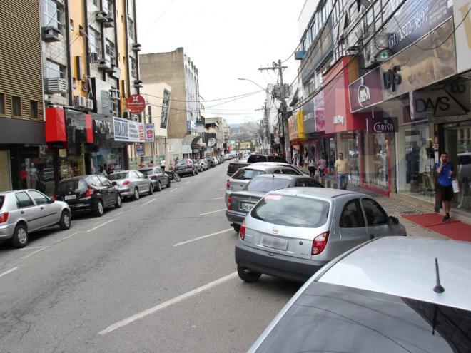 Sem luz e com o ar-condicionado desligado, lojas na avenida 28 de Abril registraram uma queda nas vendas nesses últimos dias