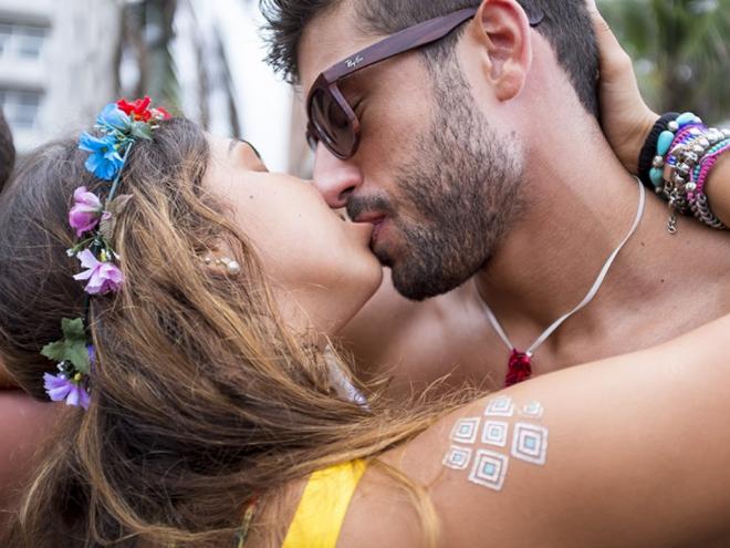 O Carnaval é o período em que as pessoas ficam mais expostas, já que alguns locais chegam a incentivar a prática do beijo entre os foliões