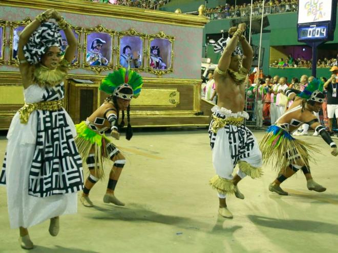A Mangueira desfilou na segunda-feira (4) na Sapucaí, com o enredo ?História pra ninar gente grande?, do carnavalesco Leandro Vieira