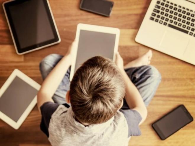 O levantamento mostra ainda que 66% das crianças acessam a internet mais de uma vez por dia, principalmente pelo celular