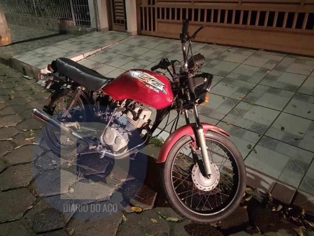 Moto utilizada pelos acusados do assalto no Caçula, em Ipatinga