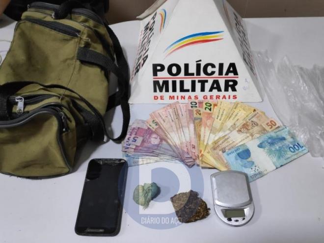 Material e dinheiro apreendidos no Vila Celeste com acusado de movimentar o tráfico