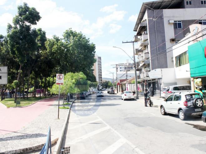 Os estabelecimentos comerciais do bairro Cidade Nobre se tornaram locais preferidos de moradores em situação de rua e, principalmente, de pedintes 