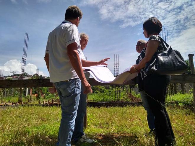 O prefeito Nardyello Rocha, acompanhado do secretário municipal de Obras, José Maria Ferreira, e da secretária de Educação, Eva Sônia, esteve segunda-feira no canteiro de obras, no Ideal