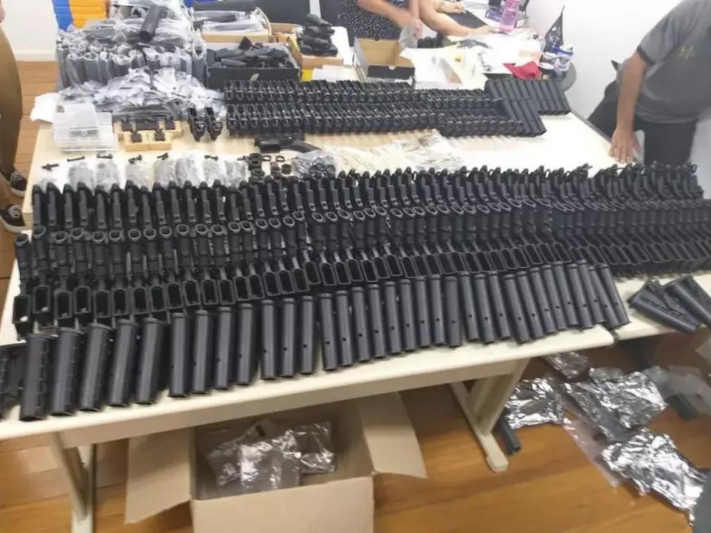 O proprietário de imóvel onde estavam as armas, Alexandre Mota de Souza, que acabou preso, afirmou para os policiais que aceitou fazer um favor para Lessa, que seria seu amigo de infância