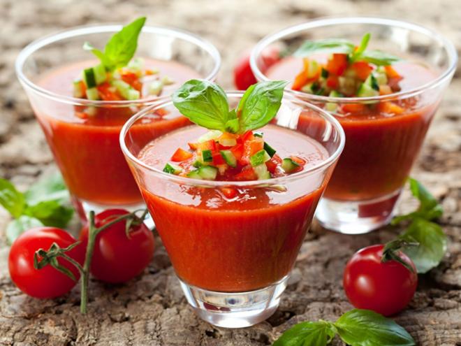 Gaspacho é uma delícia preparada à base de tomate. Experimente, e vai se surpreender!