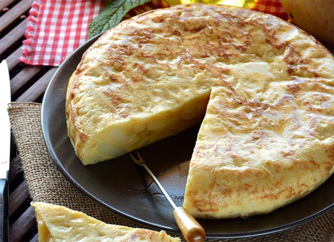 A Tortilla Espanhola é fácil de ser preparada. Vai bem na hora da refeição ou do lanche