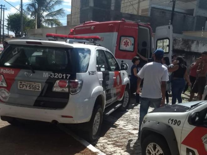 Há diversas viaturas do Corpo de Bombeiros e da Polícia Militar no local