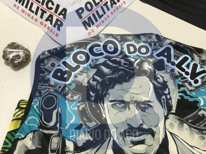 Uma porção de maconha e a blusa que identifica uma facção do bairro Alvorada