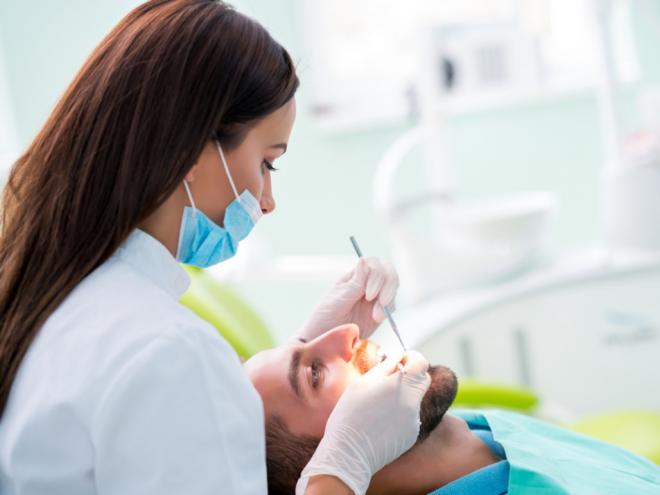 cada dente caracteriza uma emoção, como por exemplo os incisivos centrais (os dois dentes da frente) estão ligados ao comportamento, a personalidade, já os caninos estão ligados à autodefesa