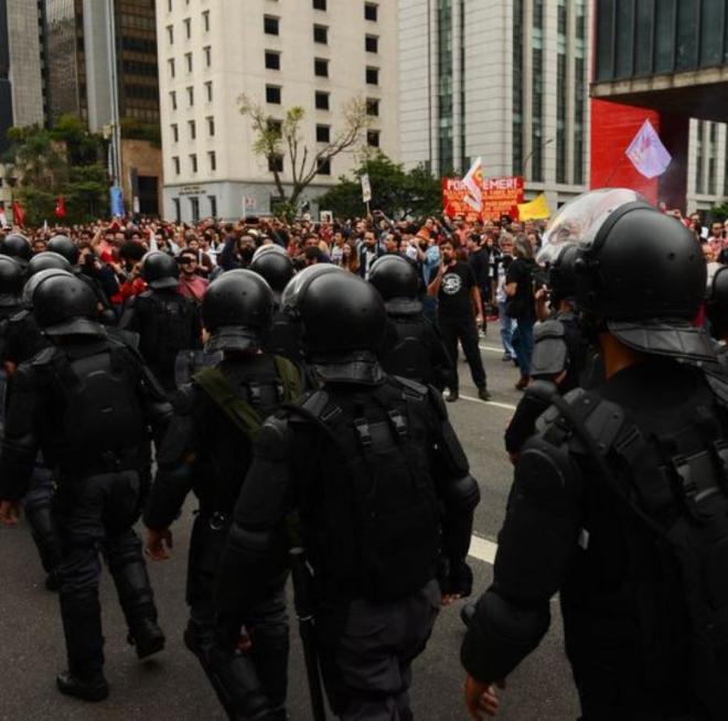Polícia afirma que manifestantes detidos possuíam barras de ferro, máscaras e frascos com líquidos não identificados