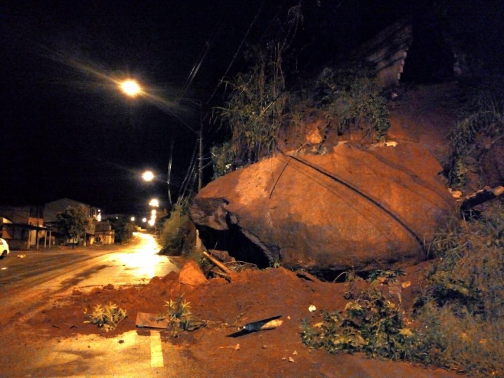 Rocha desabou durante a chuva e interditou acostamento no sentido Centro 
