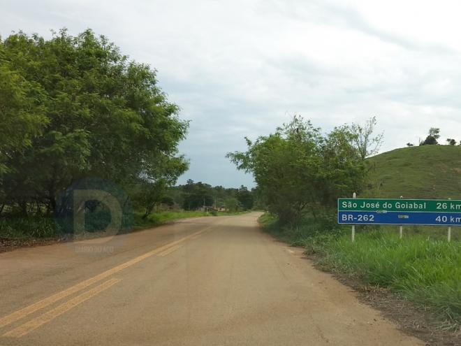 Trecho da MG-760, nas proximidades da portaria do Parque Estadual do Rio Doce, em Marliéria