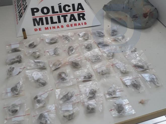 Policiais recolheram porções da droga enterradas no fundo de um quintal e descobertas após denúncia anônima