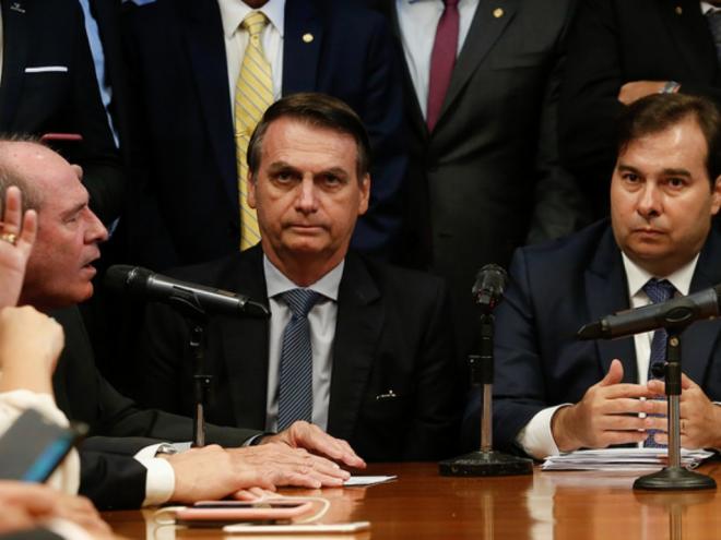 Bolsonaro entregou proposta a Rodrigo Maia. Medida deve destravar tramitação da reforma da Previdência