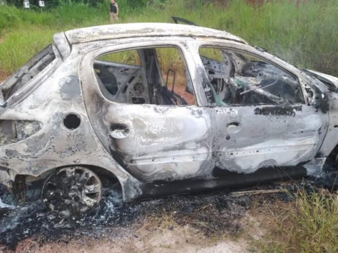 Incendiado: A polícia acredita que criminosos usaram esse Peugeot 206 na fuga