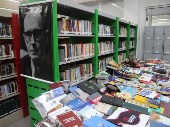 Os livros foram doados pela Superintendência de Bibliotecas Públicas e Suplemento Literário da Secretaria de Estado de Cultura 