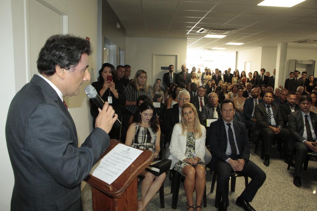 Diante dos presentes, o desembargador Carlos Eduardo Moreira discursa