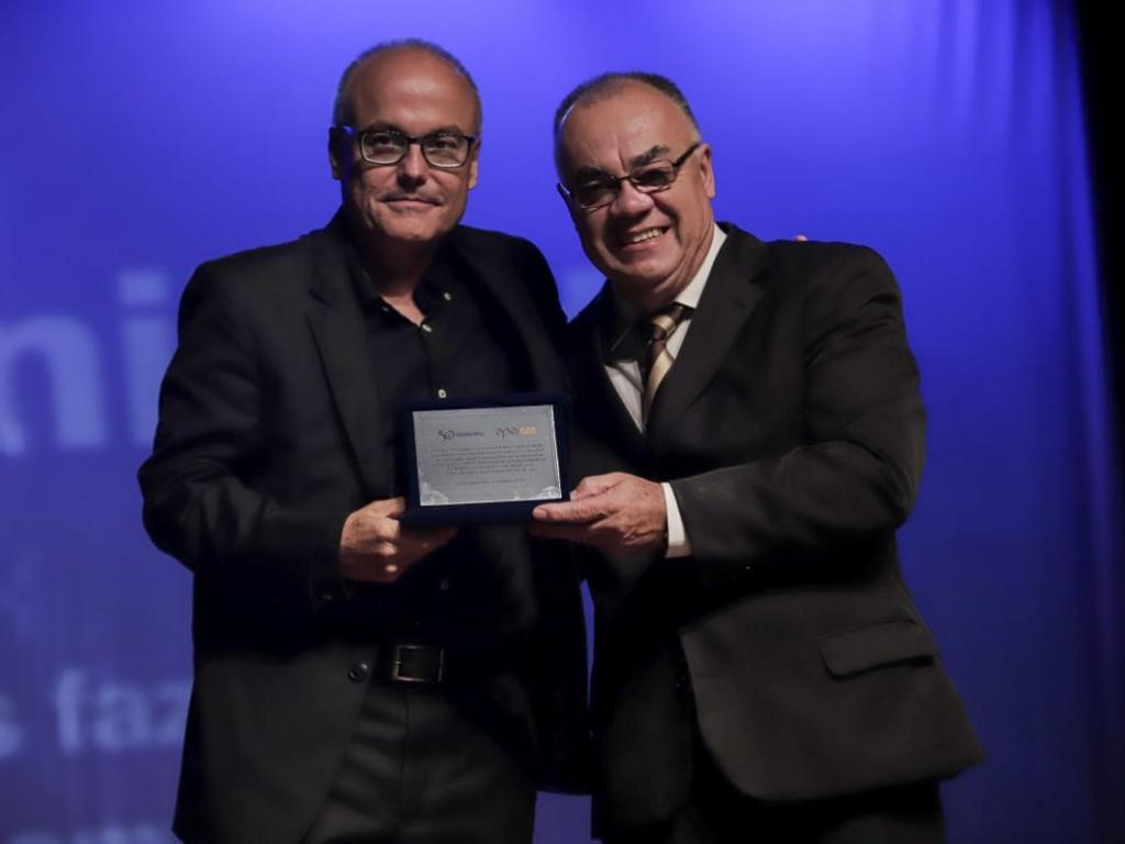 Rietor Genésio Zeferino entrega placa de homenagem ao Diretor Industrial da Aperam, Ilder Camargo