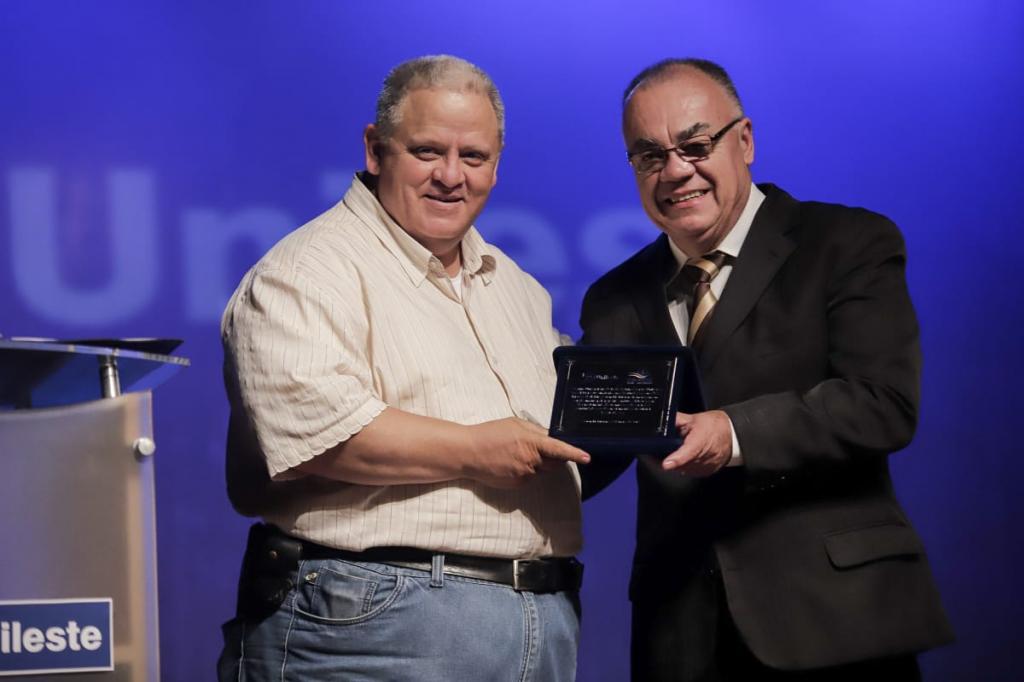 Rietor Genésio Zeferino entrega placa de homenagem ao Vigário Geral da Diocese ItabiraCoronel Fabriciano, Pe. Aloísio Vieira.