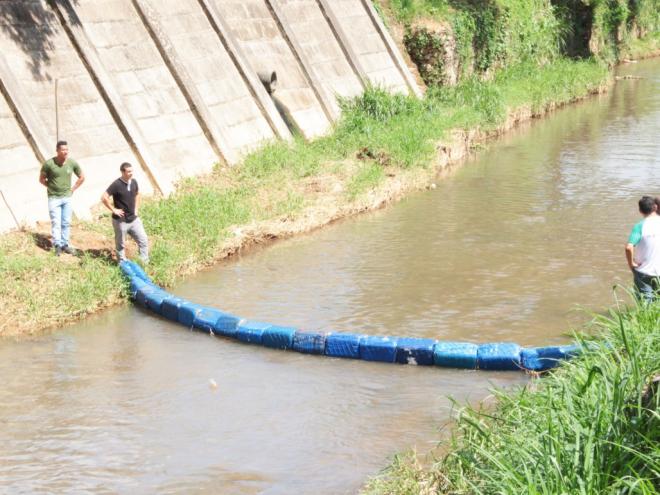 A primeira ecobarreira foi instalada no Ribeirão Caladão, no bairro Bom Jesus