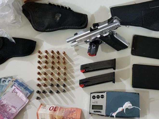 Policiais militares acreditam que arma e munições seriam usadas em vingança contra autores de triplo homicídio ocorrido no sábado 