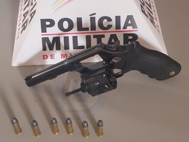 Esse revólver calibre 38 com a numeração raspada foi encontrada pelos PMs, arma municiada com seis cartuchos