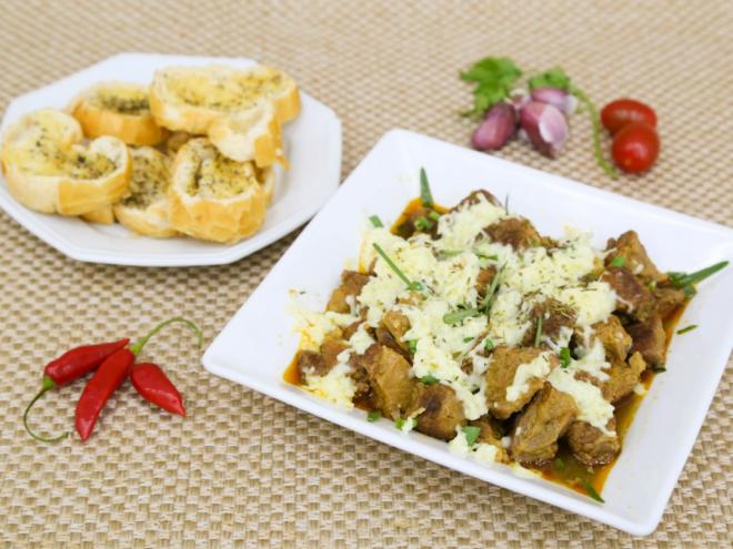 Bar da Aninha - Maçã do Amor  Maçã de peito cozida ao molho de ervas; com raspas de queijo e limão siciliano. Acompanha torradas com orégano.  Endereço: Rua Matos Guerra, 26. Ideal - Ipatinga