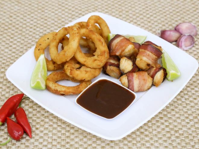 BomBar - Enrolados com sabor de casa    Medalhões de frango com bacon e anéis de cebola servidos com molho barbecue.          Endereço: Rua José do Patrocínio, 141 - Cidade Nobre - Ipatinga