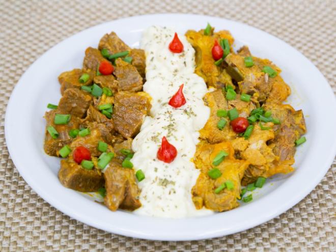 Macário - 20 vezes você          Maçã de Peito cozida, Costela de Porco cozida ao molho da casa, acompanhado de escondidinho de mandioca ao molho branco.     Endereço: Rua Teresópolis 225 (esquina com rua Campinas) - Veneza I - Ipatinga