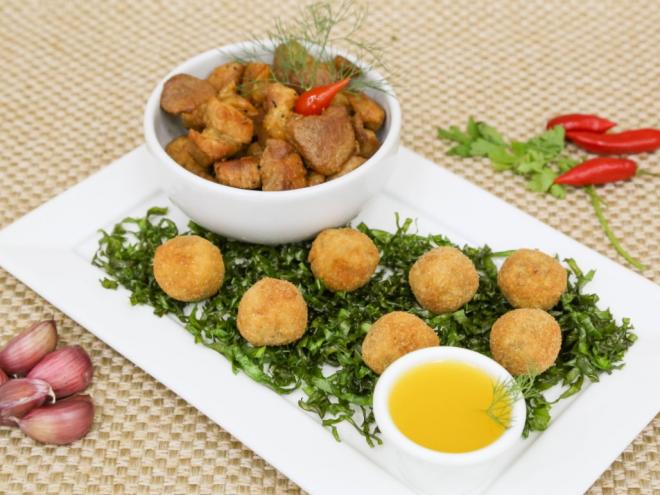 Recanto da Picanha - Porc Pinga Frita Cubos de Pernil à moda pinga e frita acompanhado de molho agridoce de laranja e bolinhos de tropeiro com couve crispy.         Endereço: Rua Pedro II, 174 - Cidade Nobre - Ipatinga
