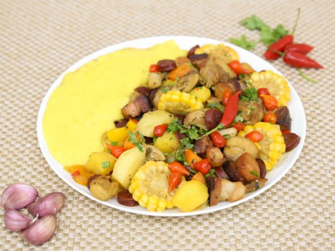 Sal e Brasa - Trem de Minas  Preparado de frango com legumes e bacon acompanhado de angu de milho verde.         Endereço: Av. Pêro Vaz de Caminha, 226 - Bom Retiro - Ipatinga