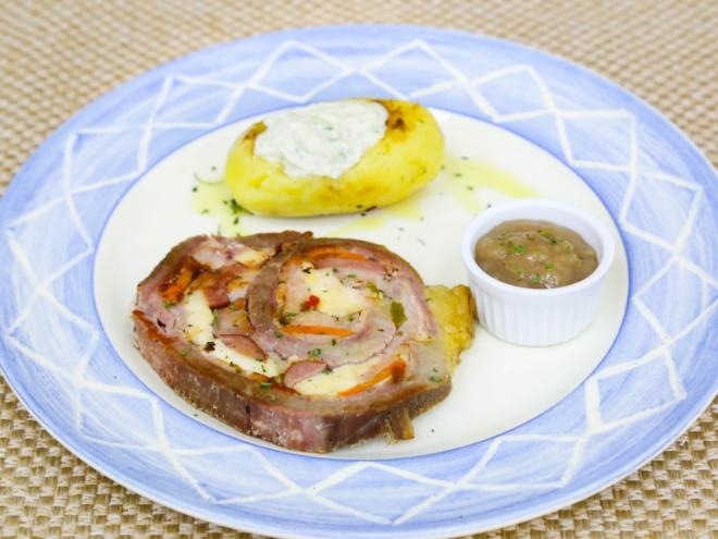 Timonel - Lagarto enrolado            Medalhão de rocambole de carne mixta, bacon defumado, calabresa e ervas finas, acompanhado de batata inglesa assada e molho tártaro.             Endereço: Rua Amsterdâ, 10 - Betânia - Ipatinga
