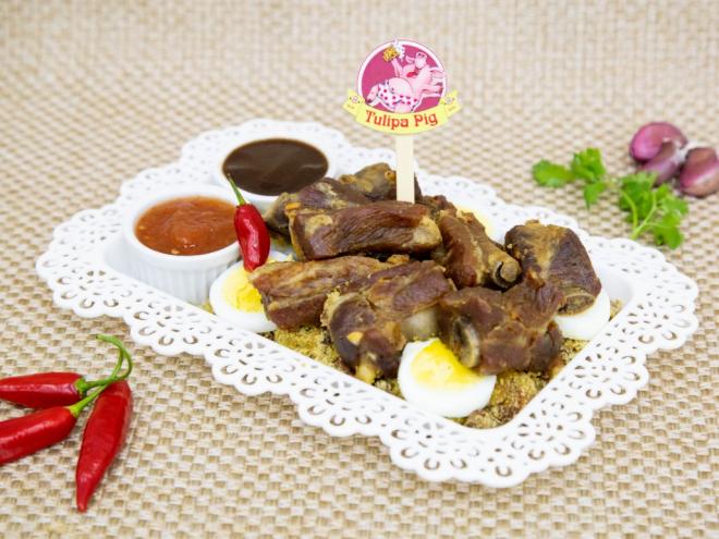 Tulipa's Bar - Tulipa Pig           Costelinha de porco marinada no molho de alho, deitada na farofa de feijão de corda, acompanha geleia de Pimenta e molho barbecue.           Endereço: Rua Felipe dos Santos, 30 B - Cidade Nobre - Ipatinga