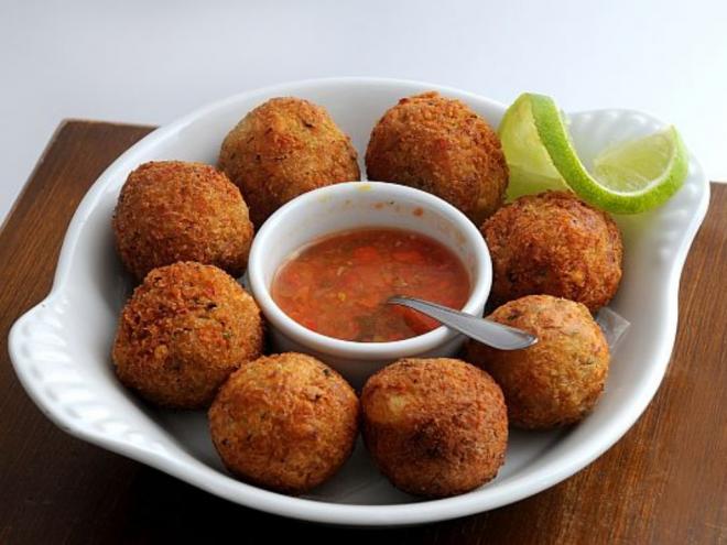 Skina 17 - Bolinho Mineiro              Bolinho de carne mineiro acompanhado do molho skina com flores comestíveis              Endereço: Av. Monsenhor Rafael, 17 - John Kennedy - Timóteo