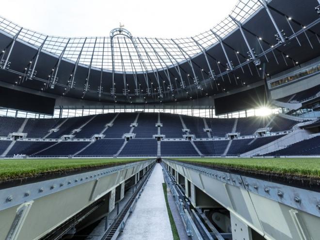 Uma estrutura retrátil converte o campo original de futebol para um gramado para receber jogos da NFL e eventos