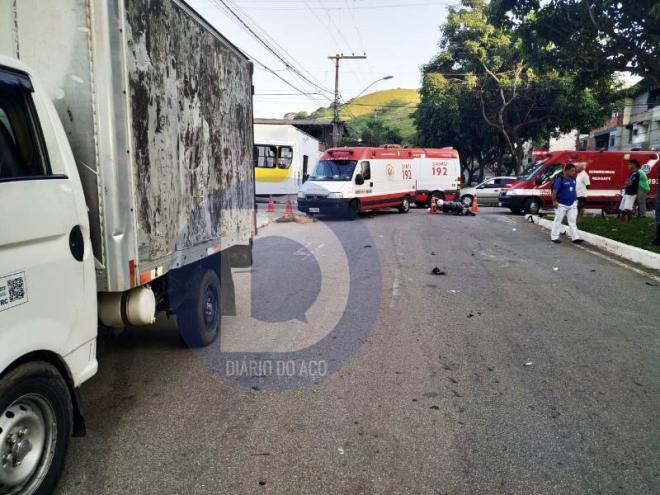 O motociclista colidiu na lateral do baú deste pequeno caminhão