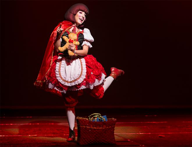 A atriz Laura Lopes dá vida a uma Chapeuzinho Vermelho moderna