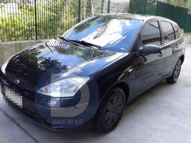 O Ford Focus, igual a este da foto, foi roubado nas proximidades de Bugre