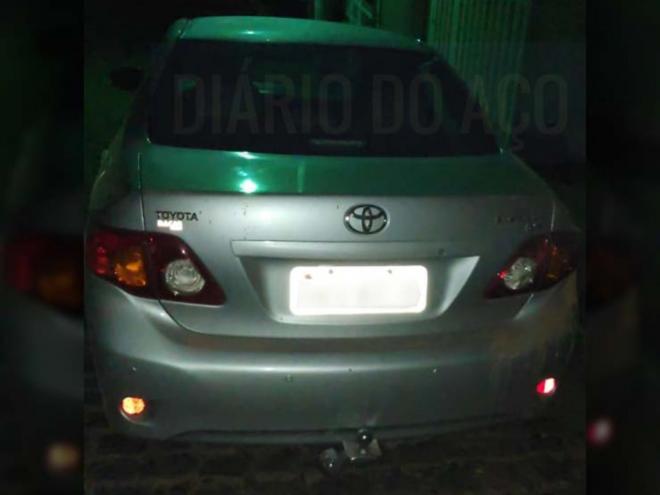 Carro roubado no bairro Iguaçu, em Ipatinga, foi localizado na madrugada de hoje, em Dionisio