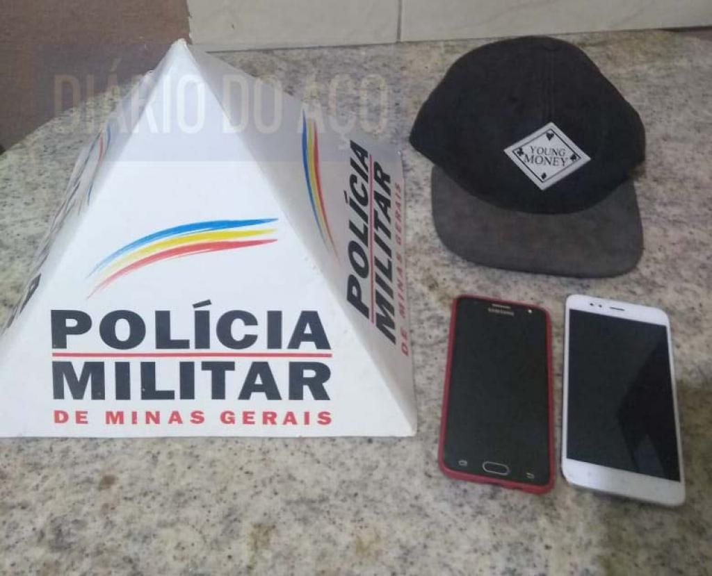 Celulares encontrados com casal e boné usado por autor de roubo em Ipatinga foram apreendidos 