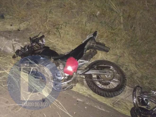 A moto da vítima ficou totalmente destruída na colisão com o carro
