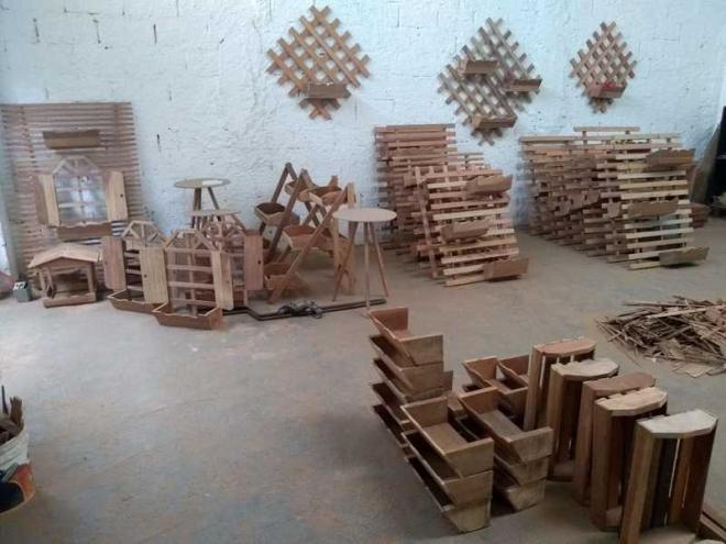 Dezenas de peças no galpão da marcenaria 