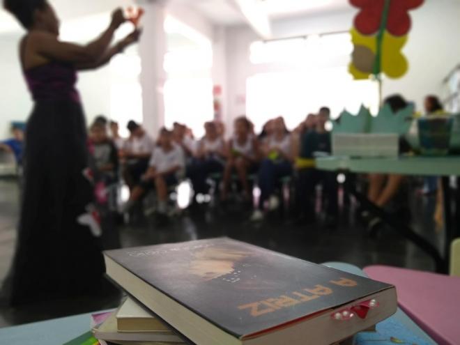 Ao final da contação de histórias desta terça houve sorteio de livros