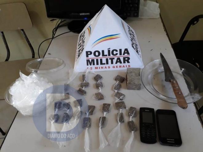 As porções de maconha estavam sendo preparadas no momento da abordagem policial