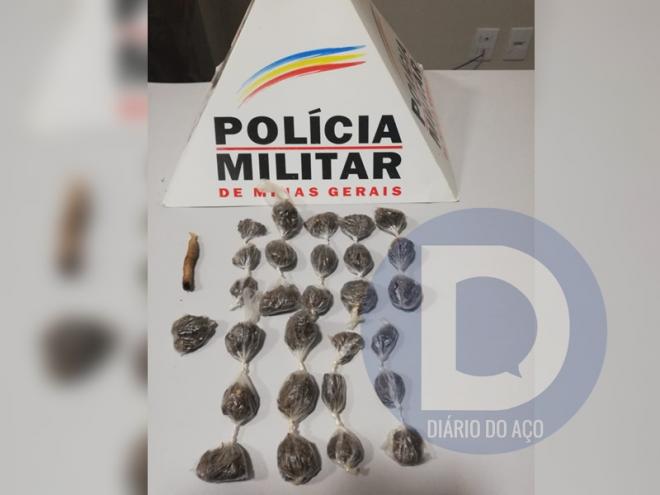 Estas porções de maconha foram apreendidas no campo de futebol do Planalto