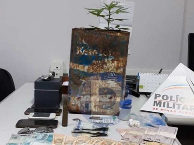 Além de porções de cocaína, um pequeno pé de maconha foi encontrado