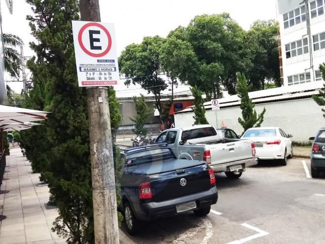 Sinalização vertical está instalada e vagas já foram demarcadas nas principais ruas do Horto