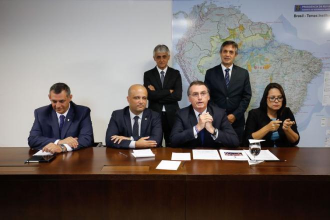 O presidente Jair Bolsonaro faz transmissão ao vivo ao lado do porta-voz da Presidência, Otávio do Rêgo Barros, do líder do governo na Câmara, Major Vitor Hugo, e da intérprete de libras, Elizângela Castelo Branco. O presidente Jair Bolsonaro faz transmissão ao vivo ao lado do líder do governo na Câmara, Major Vitor Hugo; do porta-voz da Presidência, Otávio do Rêgo Barros, e da intérprete de libras, Elizângela Castelo Branco - Alan Santos/PR